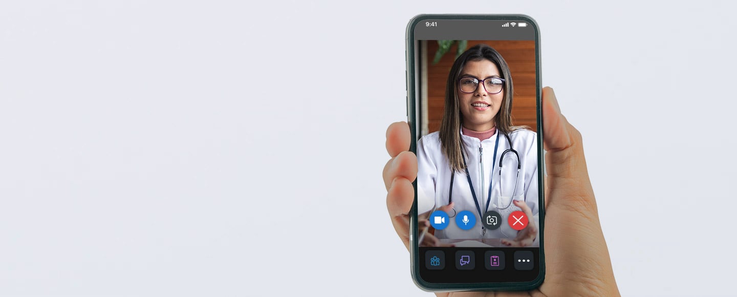 mano sosteniendo un teléfono durante una videoconsulta